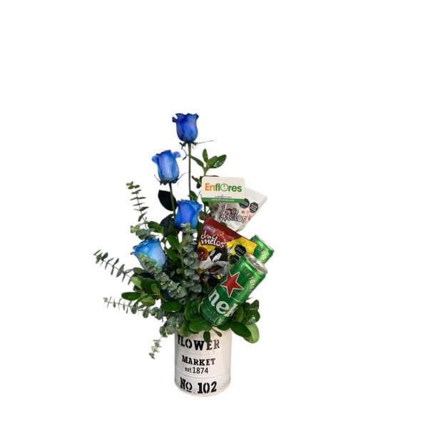 Arreglo con rosas azules  chomelos y cervezas