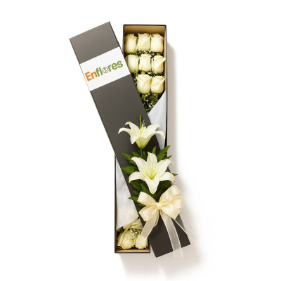 Caja de 18 Rosas con Lirios  - | Enflores