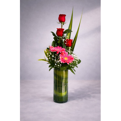 Cilindro con Rosas y Gerberas