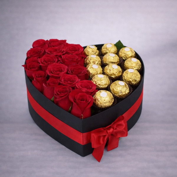 Caja de Corazón con Rosas y Chocolates