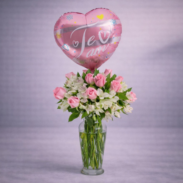 Florero con rosas, alstroemerias y globo