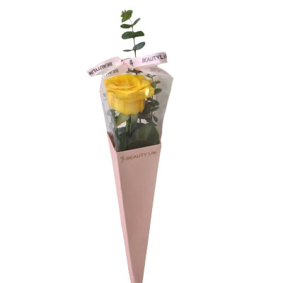 Solitario de rosa natural presentado en elegante estuche de cartón con cubierta en acetato transparente.