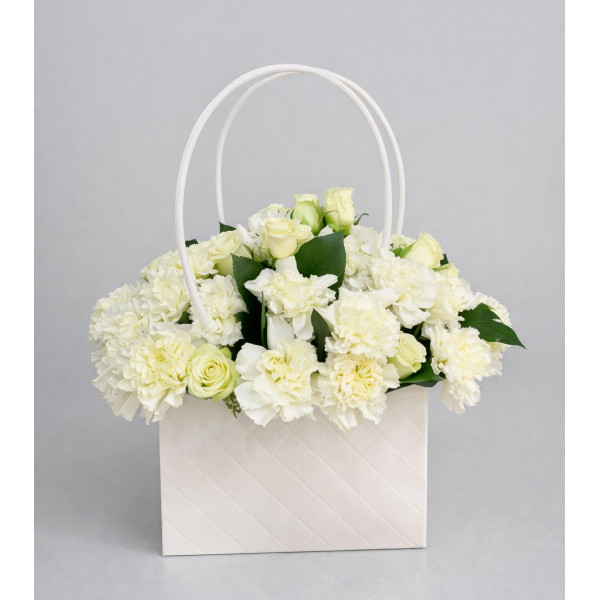 cartera blanca con flores blancas