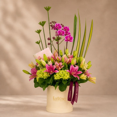 Caja con Flores Surtidas y una Planta de Orquídea