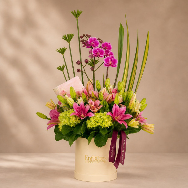 Caja con Flores Surtidas y una Planta de Orquídea