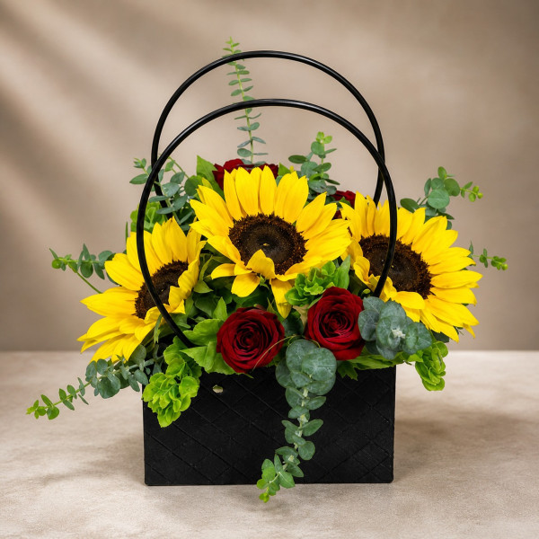 Arreglo de Girasoles y Rosas en Cartera Negra