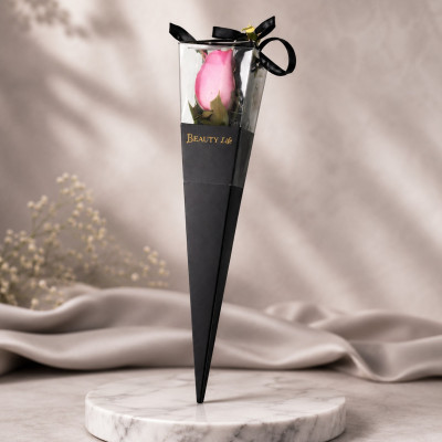 Solitario de rosa natural presentado en elegante estuche de cartón con cubierta en acetato transparente.