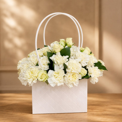 Cartera blanca decorativa con delicado arreglo de flores blancas naturales