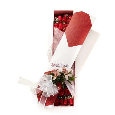 Caja con 24 Rosas y Aplique de Orquídeas - Diseño Eficaz Caja con 24 Rosas y Aplique de Orquídeas - Diseño Eficaz