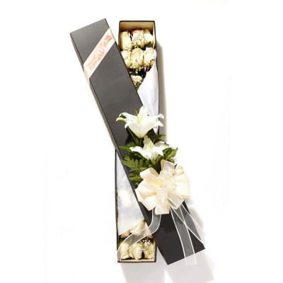 Caja de 18 Rosas con Lirios u Orquídeas - Edición Homenaje Caja de 18 Rosas con Lirios u Orquídeas - Edición Homenaje