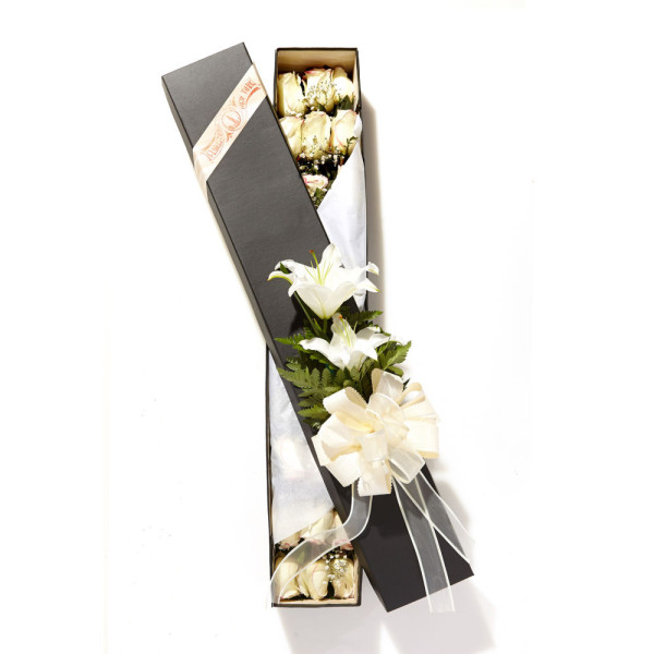 Caja de 18 Rosas con Lirios u Orquídeas - Edición Homenaje