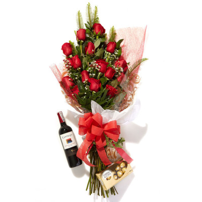 Bouquet de 18 Rosas con Chocolates y Vino - Diseño Estrategia Bouquet de 18 Rosas con Chocolates y Vino - Diseño Estrategia