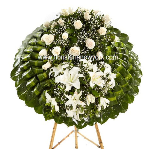 Corona con Moños de Rosas Blancas y Lirios - Diseño Confianza