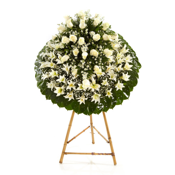 Corona en Azucenas y Rosas Blancas - Diseño Apacible
