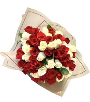 Espectacular Bouquet de 60 rosas de 1era Calidad, incluye finos papeles de floristería, papel Kraft y tarjeta con mensaje personalizable.