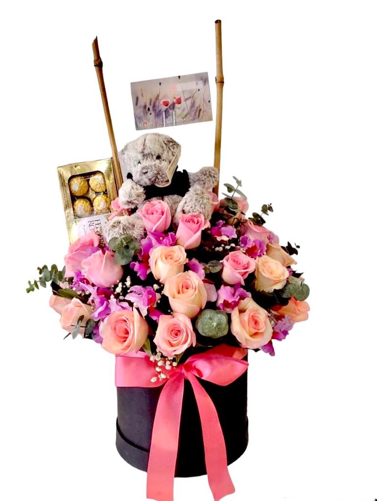 Espectacular Caja de rosas con orquídeas hawaianas, incluye chocolates Ferrero * 8 y Oso de peluche.
