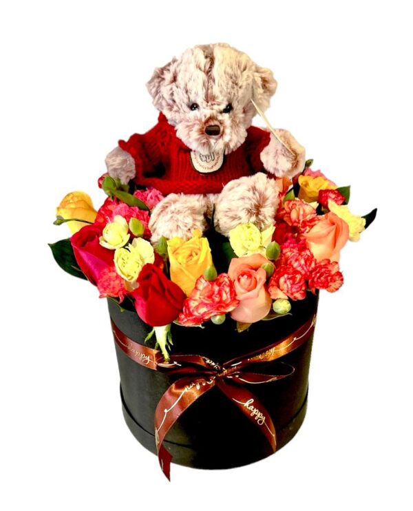 Caja de rosas surtidas, acompañada de oso de peluche. Incluye tarjeta con mensaje personalizado.